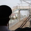 列車は馬橋支線に入って常磐線から武蔵野線へ。馬橋支線をまたぐ橋から『ニコニコ超会議号』を撮影する人たちの姿が見えた。