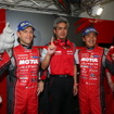 GT500ポールのニスモ陣営。中央は鈴木豊監督、右に松田、左にクインタレッリ。