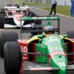 ベネトン『B190』などのF1マシンがサーキットを疾走