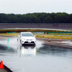 ブリヂストンプルービンググラウンド（栃木県那須塩原市）で2015年6月2日に行なわれたウェット路面フルブレーキ比較テスト。ウェットグリップ性能「A」（白色車）と「C」（銀色車）で制動距離を比較した