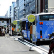 京都・四条通の四条烏丸交差点と河原町交差点の間。バスが止まるとその後続車らは動けなくなる