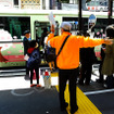 京都・四条通の四条烏丸交差点と河原町交差点の間。歩道やバス待合スペースが拡充し、バス利用者からは「いいね」という声が