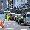京都・四条通の四条烏丸交差点と河原町交差点の間。信号の色に注目