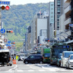 京都・四条通の四条烏丸交差点と河原町交差点の間。信号の色と種別に注目