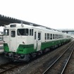石巻駅で発車を待つ石巻線のキハ48形（2006年）。今年5月30日のダイヤ改正で陸羽東線と石巻線の列車は全てキハ100系に置き換えられた。