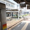 現在の南富山駅構内。上滝線ホーム（右）から構内踏切を渡って駅舎（左）の方に向かうと、路面電車の富山軌道線に乗り換えることができる。構想では富山軌道線の電車をそのまま上滝線に乗り入れさせて直通運行を行う。