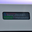 E353系の側面行先表示器。フルカラーLEDで日英2言語表示となっている