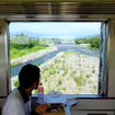 東武鬼怒川線 区間快速の車内で「日光まるごと味の弁当」と車窓を楽しむ乗客