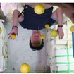 「こうのとり」5号機で運ばれた新鮮な果物を浮かべる油井宇宙飛行士