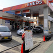 震災直後のENEOSスタンド（仙台市内）。供給不足や買い占めにより、給油に整理券を必要とした