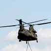 自衛隊の大型ヘリコプター「CH-47チヌーク」は、車両の吊り下げ運搬を実演。