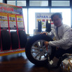 海ほたるPAで9月25日に実施された「タイヤ安全点検」啓発イベントで、ドライバーたちにタイヤ安全点検の重要性を伝えるAPARA会長・森本弘徳氏（オートバックスセブン取締役副社長執行役員）