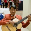メキシコブースで現地の音楽を奏でる男性