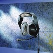 1 9 8 9 年、初めて航空機用に実用化されたノイズキャンセリング・ヘッドセット