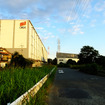 写真の倉庫付近に東京都と神奈川県の境界が敷かれている