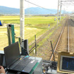 JR西日本は無線を使用した列車制御システムの試験走行を報道陣に公開した。右側に見えるパネルにメーターが表示されている