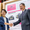 コペン「 DRESS-FORMATION DESIGN AWARD」でグランプリを受賞した、越阪部圭亮さん（左）と藤下修チーフエンジニア（右）