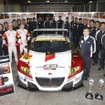 2013年、チーム無限のGT300ドライバーズ&チームタイトル獲得を祝しての記念撮影。