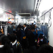夕どきの松浦鉄道MR-600形気動車のなか。帰宅する学生たちで混み合う