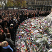 13日夜、フランス・パリで発生したテロの犠牲者に祈りを捧げる人たち