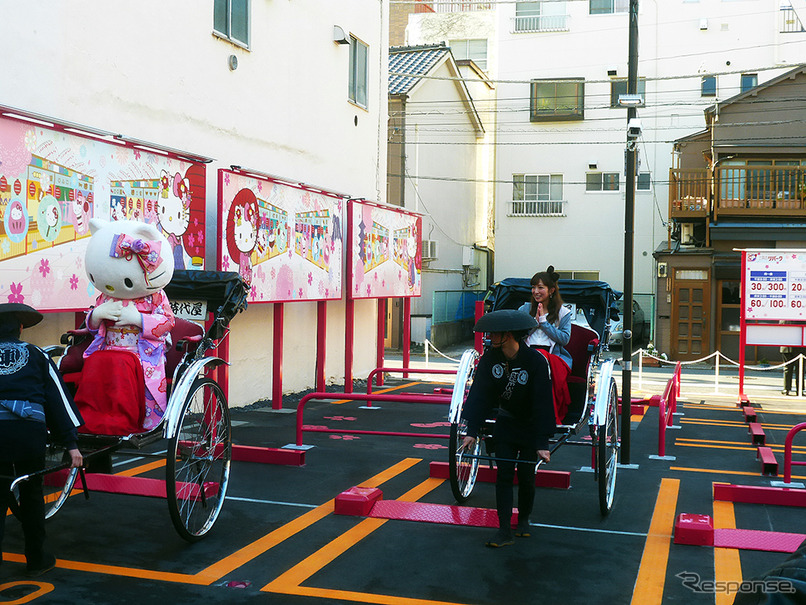 「キティちゃん大好き」という辻希美がピンク色の“キティちゃん駐車場（三井のリパーク 雷門1丁目駐車場）に人力車で“一番乗り”