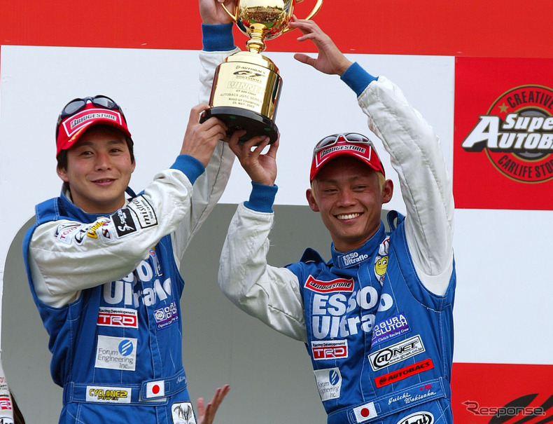 03年の全日本GT選手権（現SUPER GT）第3戦SUGOにおいてGT500クラスで優勝した脇阪寿一（左は当時のチームメイト飯田章）。