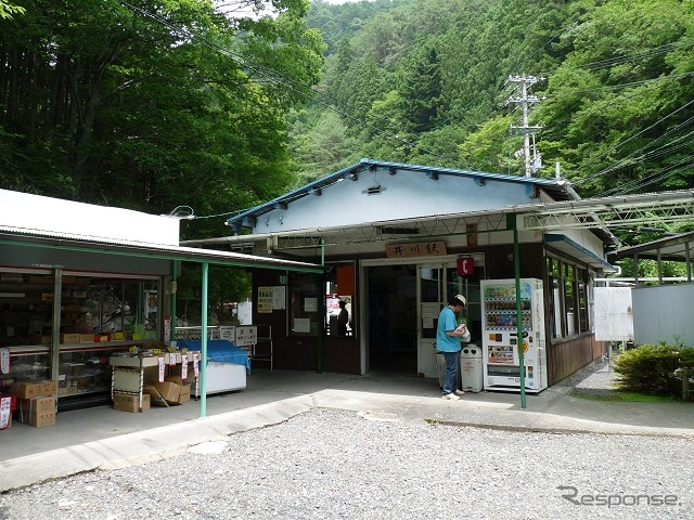 大井川鐵道井川線の終点・井川駅。同駅を含む接岨峡温泉～井川間が土砂崩れの影響により不通となっているが、11月頃に再開の見込みとなった。