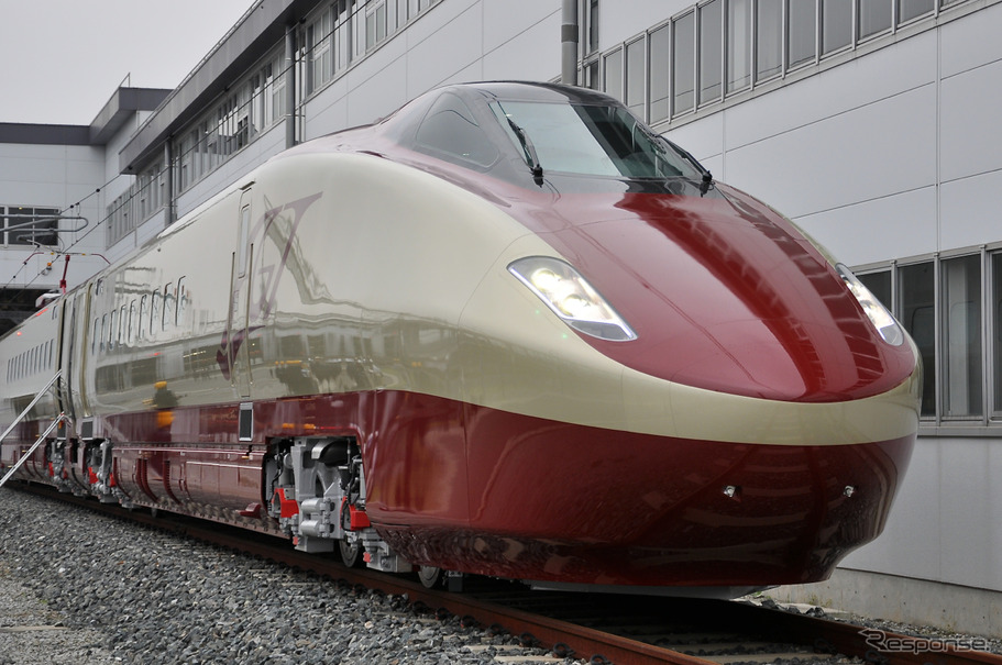 2014年11月から走行試験が中断しているフリーゲージトレイン第三次試験車。西九州ルートの開業時にフリーゲージトレインを導入することが困難となったため、開業当初は武雄温泉駅で在来線特急と新幹線列車を乗り換えることになる。