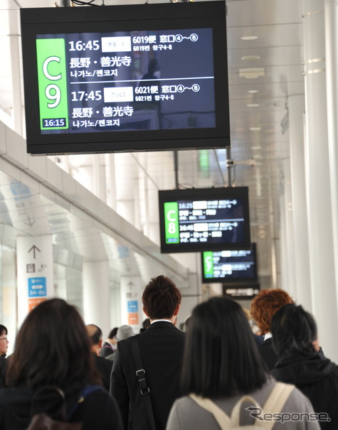 4日、日本最大のバスターミナル「バスタ新宿」の通路も人が