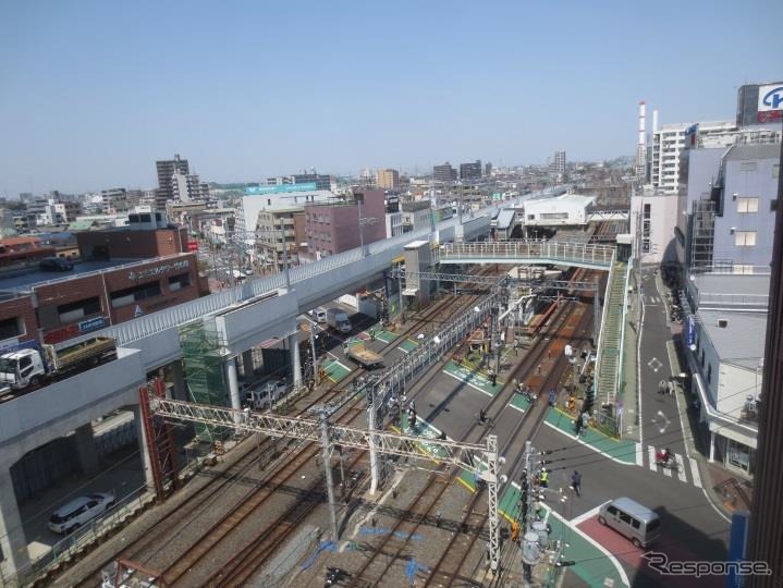 地上に複々線の線路が設けられている竹ノ塚駅付近。下り急行線が写真左側の高架線に切り替えられる。