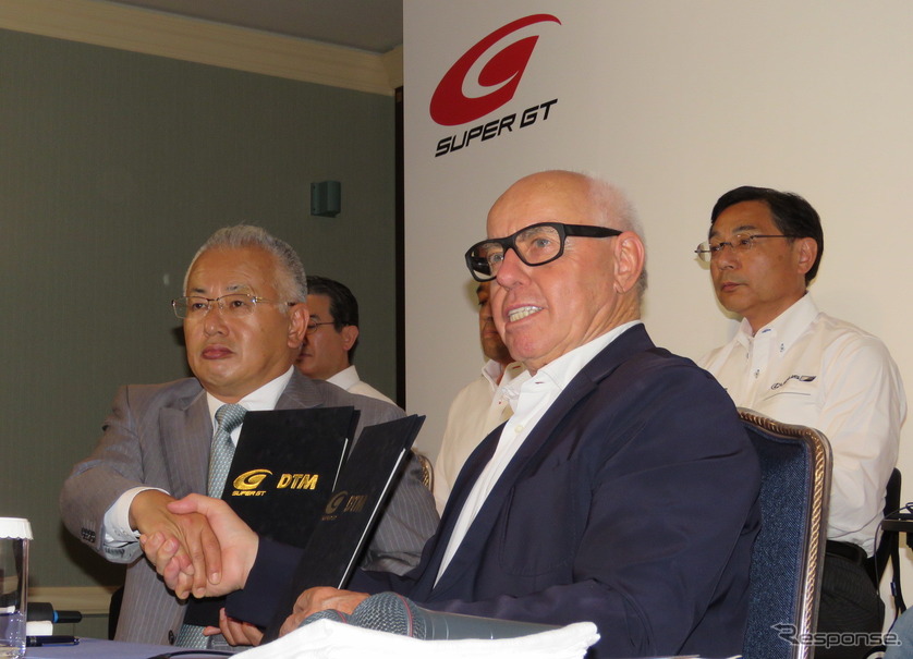 合意書にサインし、握手を交わす坂東GTA代表とアウフレヒトITR会長。