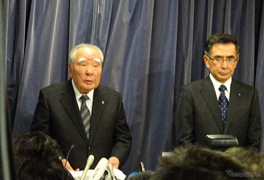 18日、国交省で会見したスズキの鈴木修会長、鈴木俊宏社長