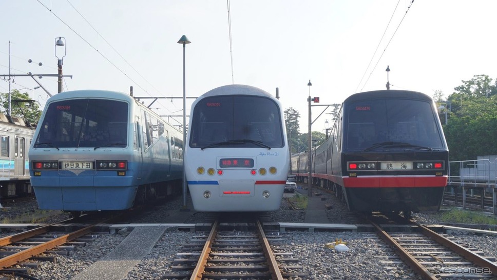 「リゾート21」の「リゾートドルフィン」（左）、「アルファ・リゾート21」（中央）、「黒船電車」（右）。「アルファ・リゾート21」が来年デビューの「新たな列車」に改造される。