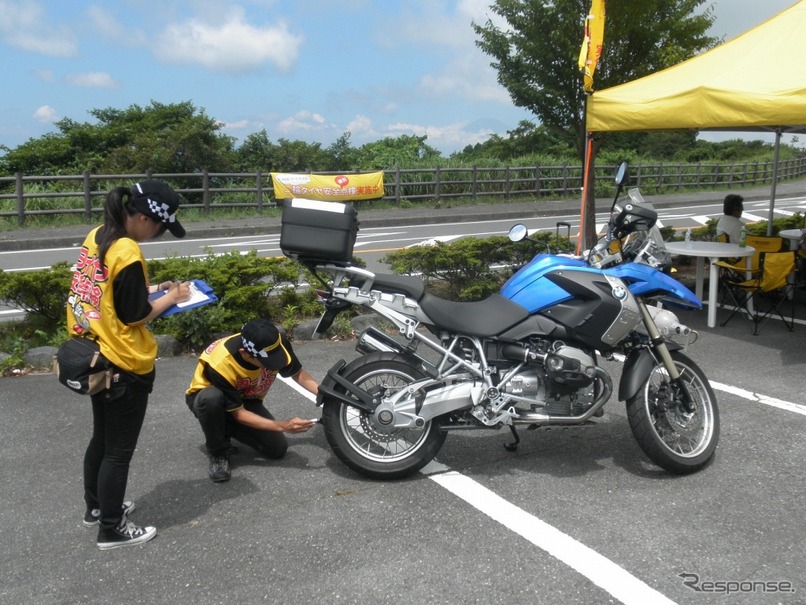 ダンロップ「バイクの日」二輪タイヤ安全点検