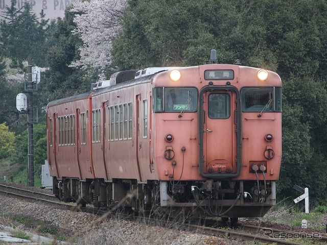 JR西日本は今年も「鉄道の日」記念の普通列車専用フリー切符を発売する。写真は氷見線の普通列車。