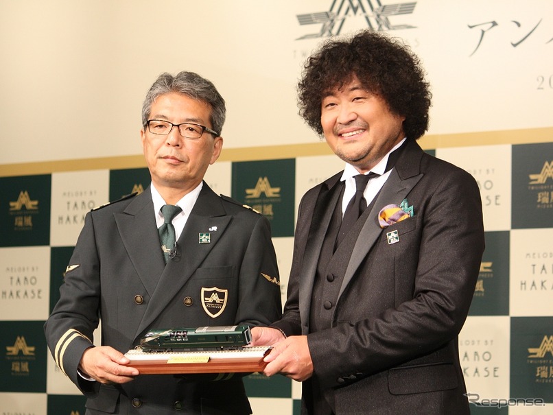 『瑞風』アンバサダーに就任した葉加瀬太郎さん（右）と、JR西日本の室博・営業本部長（左）。