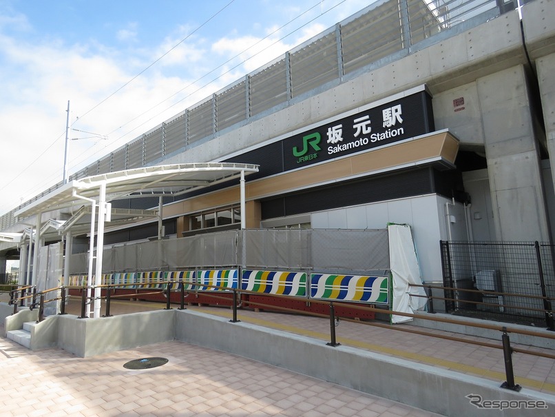 JR東日本仙台支社は12月10日にダイヤ改正を実施。常磐線相馬～浜吉田間が内陸側に線路を移して運転を再開する。写真は内陸側に移設された坂元駅。