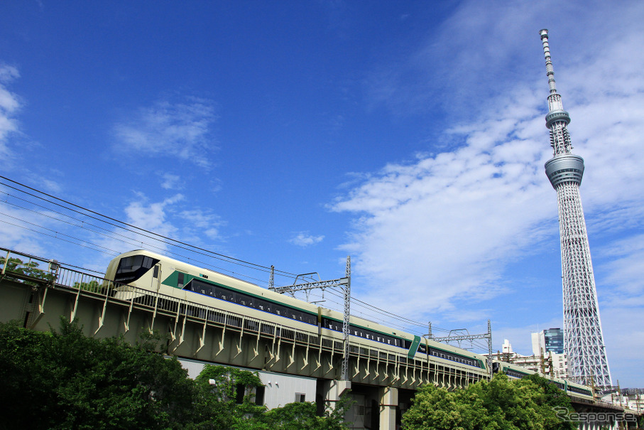 東武鉄道は4月21日にダイヤ改正を実施する予定。新型車両「リバティ」の導入に伴い特急列車を増発する。画像は東京スカイツリー付近を走る「リバティ」のイメージ。