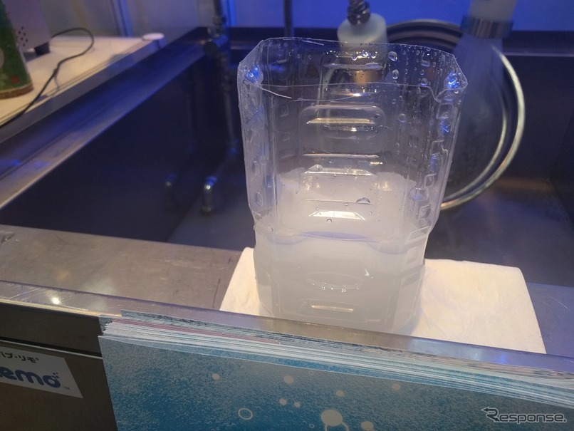 マイクロバブルを発生させた水。これで洗浄すると油分でさえも洗浄することができる。