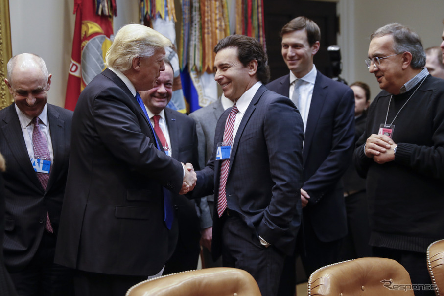 フォードモーターのフィールズ社長兼CEO（中央）と握手するトランプ大統領（24日）　(c) Getty Images