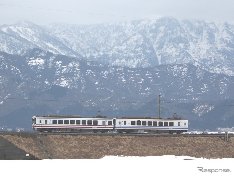 開業20周年を迎えるほくほく線の普通列車。3月22日に列車内で20周年記念カードが配布される。