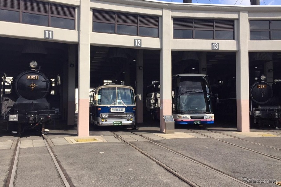 蒸気機関車の車庫で並ぶ「初代ドリーム号」（12番線）と「2階建てドリーム号」（13番線）。京都鉄道博物館の開館1周年記念として展示中だ。