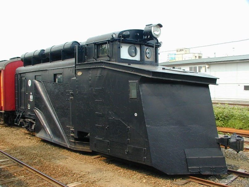 津軽中里駅の転車台実演に登場するラッセル車・キ101。この車はエンジンなどの動力がなく、機関車などに押されて走るものだが、一方方向でしか運用できないため、方向転換を行なう転車台を必要とした。