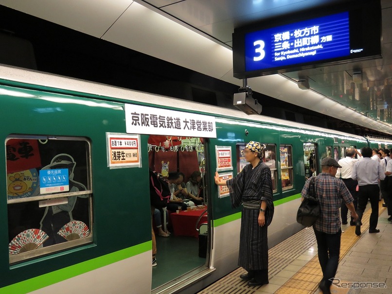 京阪電鉄は今年も中之島駅で「ホーム酒場」を開催する。写真は2016年6月開催時の様子。