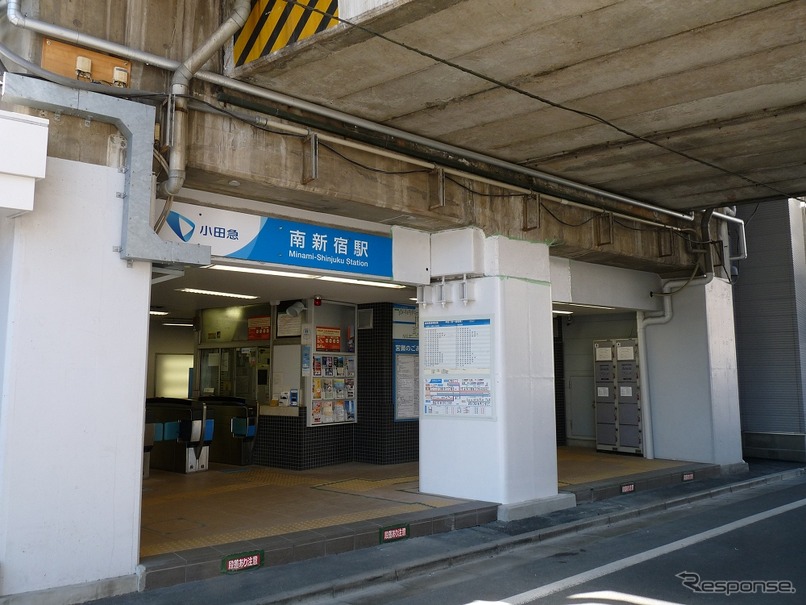 南新宿駅の入口。2016年度の1日平均乗降人員は小田急線内の全70駅中70位で、最も利用者が少なかった。