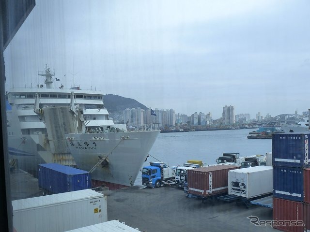 韓国の釜山港に停泊中の関釜フェリー「はまゆう」。下関～釜山間を結んでいる。