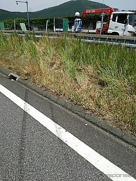 事故現場では警察の原因究明が進んでいる。中日本高速は東京IC～豊川IC手前までの間で、分離帯を飛び越えた事故は起きていないと話す