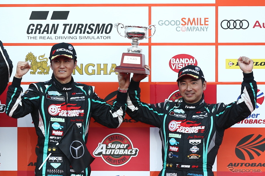 GT300ドライバーズチャンピオンに輝いた谷口信輝と片岡龍也。