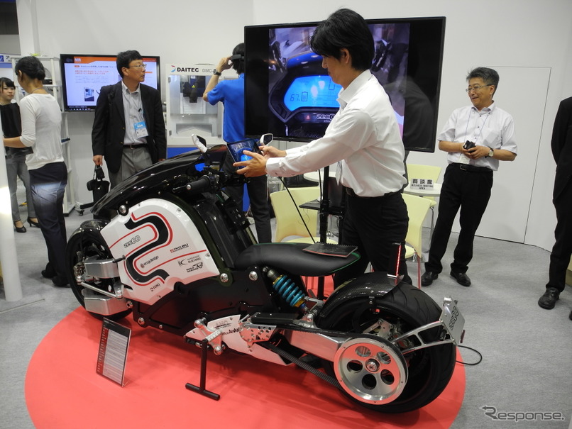 電動バイク『zeCOO』を使って3D多機能マニュアルを説明するダイテック関係者