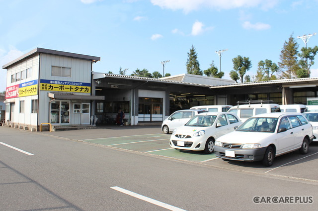 「カーポートタナカ」の店舗前には広く大きな駐車場があり、スムーズに入庫できる